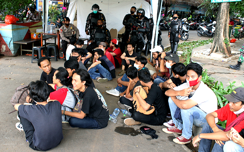 Ratusan pelajar terjaring operasi pengamanan demo Tolak Omnibus Law di kawasan Bunderan HI, Jakarta Pusat, Selasa (13/10). Robinsar Nainggolan