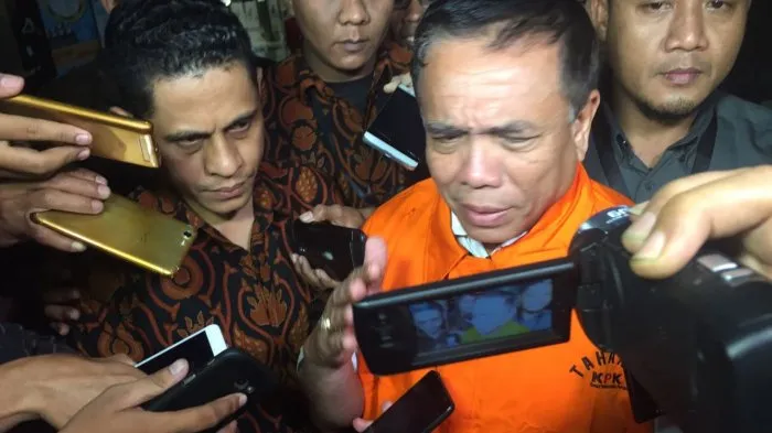 Mantan Gubernur Aceh Irwandi Yusuf Dicegah ke Luar Negeri oleh KPK. (tribunnews)