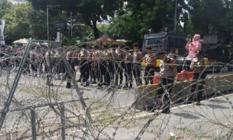 Polisi tuutp jalan Medan Merdeka Barat karena mahasiswa mau demo di Istana Negara (sinar harapan)