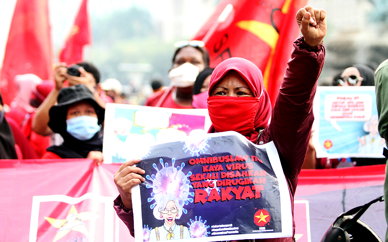 Badan Eksekutif Mahasiswa Seluruh Indonesia (BEM SI) bersama buruh menggelar aksi demo gabungan tolak Omnibus Law ( Robinsar Nainggolan)