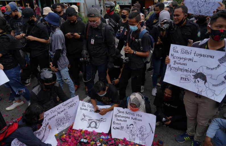 Wartawan di Gorontalo boikot pemberitaan soal Polda Gorontalo karena intimidasi wartawan saat liput demo UU Omnibus Law Cipta Kerja (merah putih)
