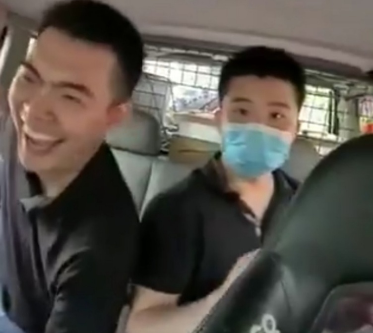 Orang China tartawa ngakak saat anggota TNi menarik mobil yang mogok di jalan berlumpur (Twitter @SaveMoslem1)