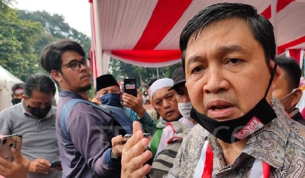 Dijemput Paksa Polisi, Komite Eksekutif KAMI Ahmad Yani Menolak. (Demokrasi News).