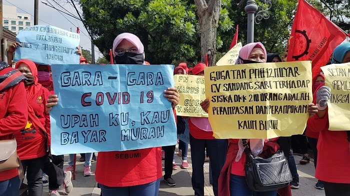 Ratusan buruh tekstil CV Sandang Sari Bandung menjalani sidang gugatan di Pengadilan Negeri Kelas 1A Khusus Bandung, Selasa (14/7/2020).  (Ayobandung/Fichri Hakiim)
