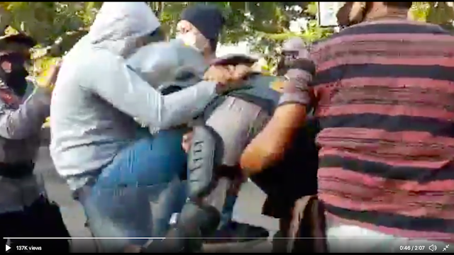 Viral! Diduga Polisi Nyamar Jadi Mahasiswa Demo Dipukuli Rekan Sendiri. (Gelora).