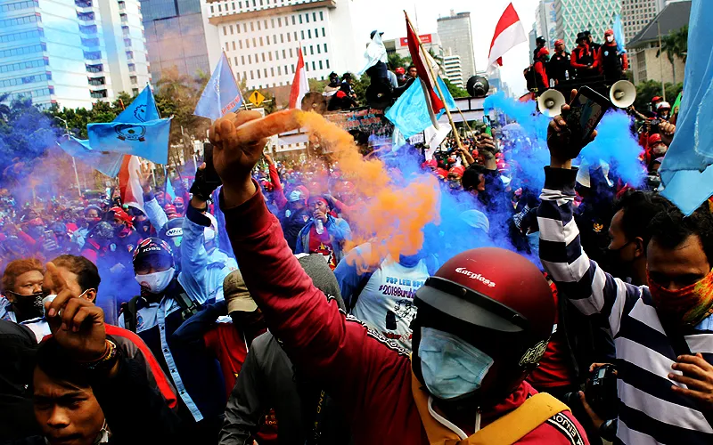 Massa aksi yang tergabung dalam elemen buruh melakukan aksi unjuk rasa menolak tolak omnibus law UU Cipta Kerja di kawasan Jalan Merdeka Barat, Jakarta, Kamis (22/10). Demonstrasi berjalan tertib dan massa membubarkan diri tanpa ada keributan massa dengan pihak keamanan. Robinsar Nainggolan