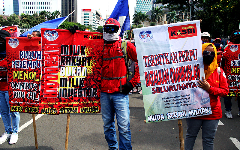 Massa aksi yang tergabung dalam elemen buruh melakukan aksi unjuk rasa menolak tolak omnibus law UU Cipta Kerja di kawasan Jalan Merdeka Barat, Jakarta, Kamis (22/10). Demonstrasi berjalan tertib dan massa membubarkan diri tanpa ada keributan massa dengan pihak keamanan. Robinsar Nainggolan