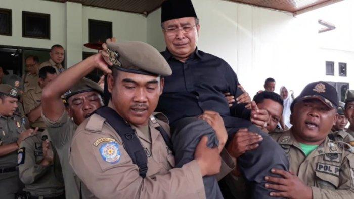 Wali Kota Tasikmalaya Budi Budiman (yang diangkat satpol PP) ditahan oleh KPK terkait kasus korupsi DAK (tribunnews)