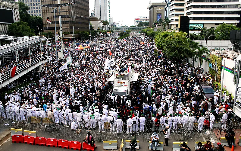 Front Pembela Islam (FPI) dan Presidium Alumni (PA) 212 menggelar aksi demonstrasi Kedutaan Besar (Kedubes) Prancis, Jakarta Pusat, Senin (2/11) untuk kecam pernyataan presiden Prancis Emmanuel Macron beberapa hari lalu. Robinsar Nainggolan