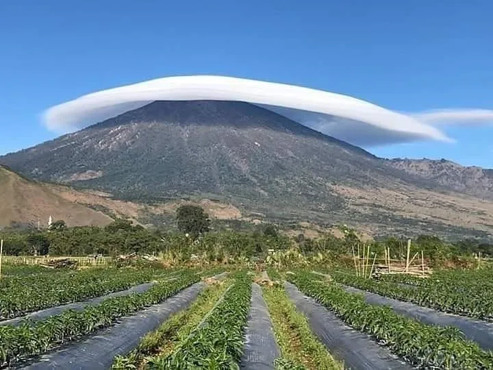 Awan Lentikular terlihat indah di Gunung Lawu