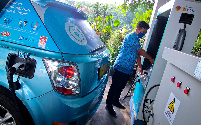 Pengemudi taksi mengisi daya mobil listrik di Stasiun Pengisian Kendaraan Listrik Umum (SPKLU) PLN di Tangcity Mall, Kota Tangerang, kamis (3/11). Kementerian Energi dan Sumber Daya Mineral (ESDM) menargetkan akan memasang sebanyak 2.456 unit SPKLU pada tahun 2025. Robinsar Nainggolan