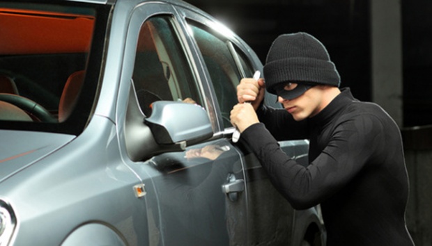 pencuri mobil