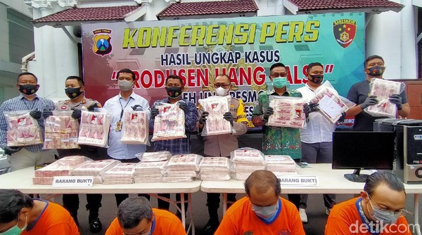  Polrestabes Surabaya Berhasil Bongkar Produksi Uang Palsu Rp16 Miliar. (detik.com).