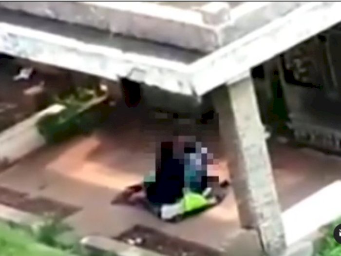 Pasangan mesum di TPU Kebon Nanas Tertangkap CCTV 
