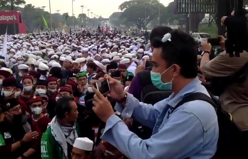 Deretan umat Islam menyambut kepulangan Habib Rizieq menuju Terminal 3 Bandara Soekarno-Hatta Cengkareng Tangerang /twitter DPP Front Pembela Islam/@DPPFPI_ID