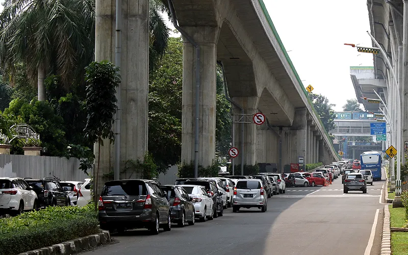 Parkir liar yang berada persis di depan Mabes Polri, Jalan Trunojoyo, Jakarta Selatan sudah lama terjadi. Walaupun ada rambu lalu linta dilarang berhenti puluhan mobil tetap parkir di bahu jalan. Hingga saat ini belum ada tidakan dari aparat terkait utnutk menertibkan parkir liar tersebut. Robinsar Nainggolan
