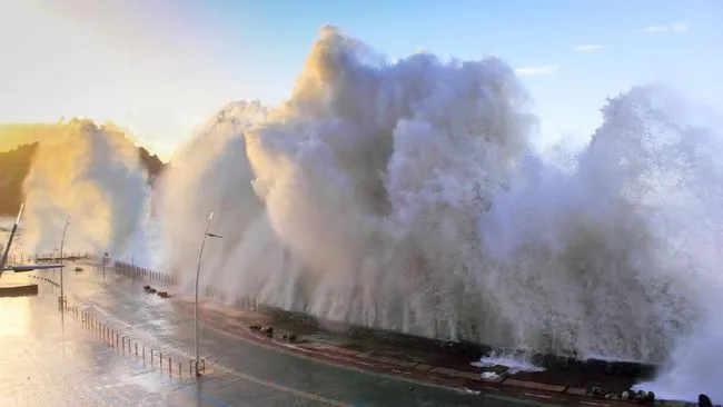 Ilustrasi Tsunami. (Istimewa).