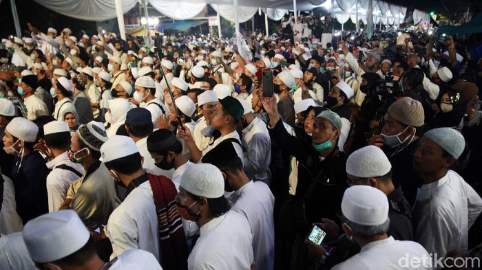 Kerumunan massa hadiri Maulid Nabi Muhammad SAW di tempat Habib Rizieq (Foto: Ari Saputra/Detik).