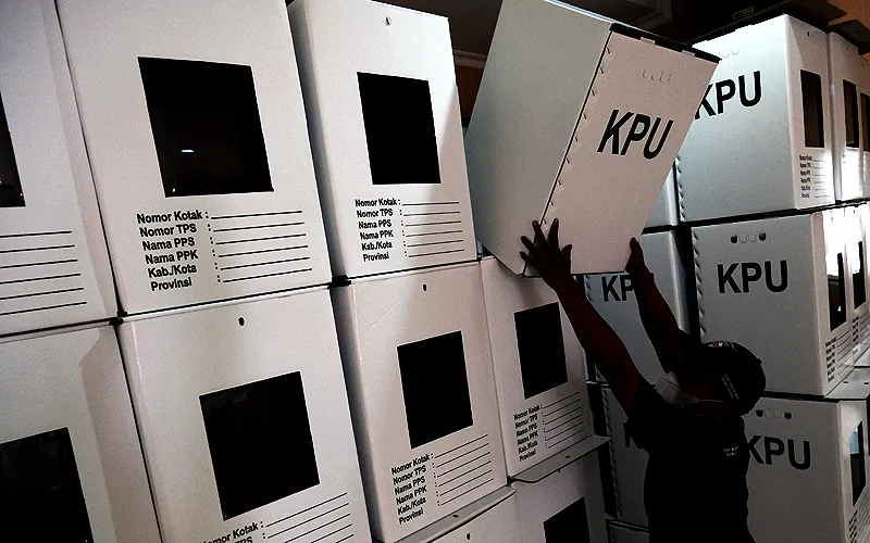 Petugas Panitia Pemilihan Kecamatan (PPK) merakit kotak suara untuk Pemilihan Kepala Daerah (PILKADA) Kota Tangerang Selatan di GOR Kecamatan Pondok Aren, Tangerang Selatan, Banten, Rabu (18/11). Pilkada Kota Tangerang Selatan 2020 diikuti tiga pasang calon Walikota dan Wakil Walikota. Robinsar Nainggolan