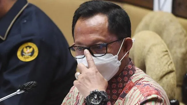 Menteri Dalam Negeri (Mendagri) Tito Karnavian menerbitkan instruksi penegakan protokol kesehatan. CNN