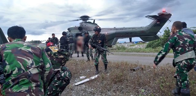 KKB Serang TNI Lagi, Tiga Orang Prajurit Terluka & Dibawa Helikopter. (Gelora).