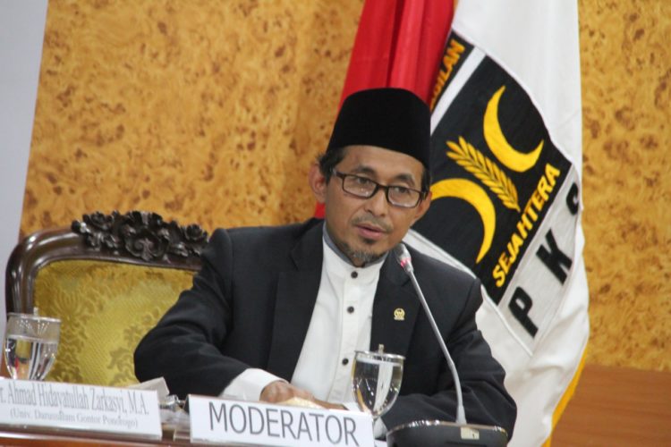 Ketua DPP PKS Bukhori Yusuf minta libur panjang dipotong 50% (islamtoday)