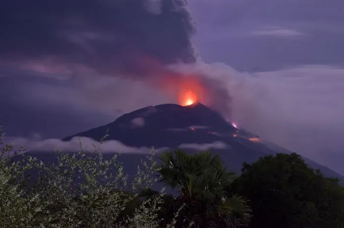 Erupsi Gunung Ili Lewotolok, NTT (pikiran rakyat)
