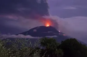 Hari Ini Gunung Ibu Halmahera hingga Lewotolok NTT Erupsi Berkali-kali