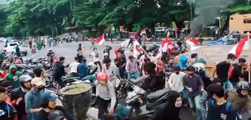 Massa pendemo tolak kedatangan Habib Rizieq di Makassar dilempari batu oleh sekelompok orang (faktakini)