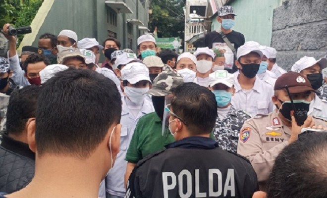 Penyidik Polda Metro Jaya di Usir Massa FPI di Petamburan (TikTak.id)