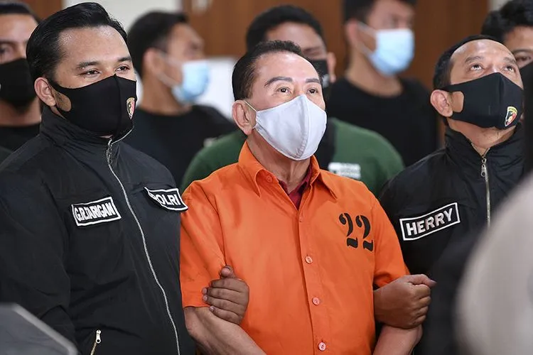 Terbukti suap dua jenderal polisi, Djoko Tjandra dituntut empat tahun penjara oleh Jaksa (kompas)