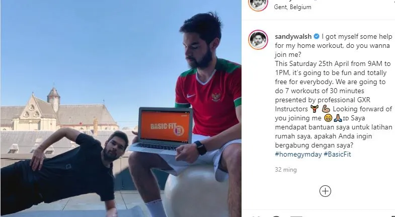 Sandy Wlash berpose mengenakan jersey Timnas Indonesia (Foto: Instagram/@Sandy Walsh)