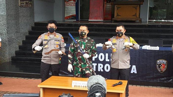 Kapolda Metro Jaya Irjen Pol Fadil Imran menjelaskan kronologi penyerangan kepada polisi yang dilakukan sepuluh orang yang diduga sebagai pengikut pemimpin FPI Muhammad Rizieq Shihab (MRS) di Polda Metro Jaya, Jakarta, Senin (7/12/2020). 