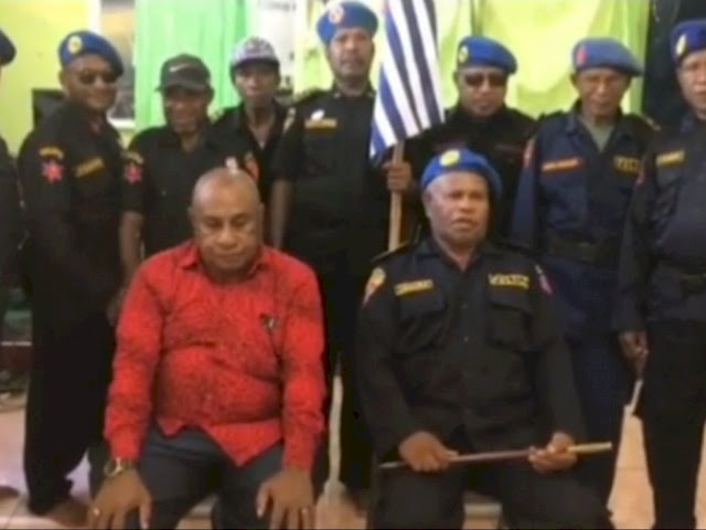 Kelompok Ini Ngaku Polisi Republik Papua Barat & Dukung Benny Wenda. (@ndorobeii).