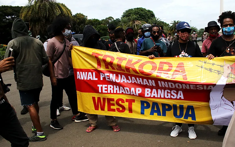Aksi Mahasiswa Papua Demo berlangsung di depan Patung Kuda, Jakarta pada Sabtu (19/12). Dalam aksinya para mahasiswa Papua menyatakan tiga tuntutan diantaranya yakni penolakan operasi Blok Wabu bekas PT Freeport Indonesia, penolakan perpanjangan otonomi khusus Papua yang berakhir 2021. Aksi akhirnya membubarkan diri dengan tertib. Robinsar Nainggolan 