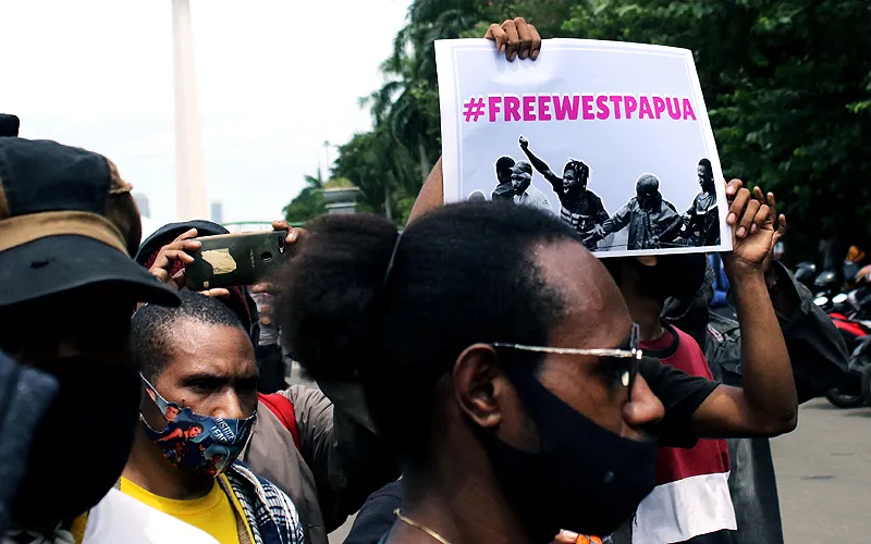 Aksi Mahasiswa Papua Demo berlangsung di depan Patung Kuda, Jakarta pada Sabtu (19/12). Dalam aksinya para mahasiswa Papua menyatakan tiga tuntutan diantaranya yakni penolakan operasi Blok Wabu bekas PT Freeport Indonesia, penolakan perpanjangan otonomi khusus Papua yang berakhir 2021. Aksi akhirnya membubarkan diri dengan tertib. Robinsar Nainggolan 