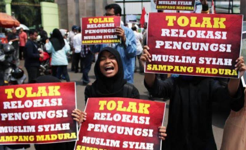 Aksi penolakan relokasi jemaah Syiah Sampang, Madura. (Foto: Istimewa).