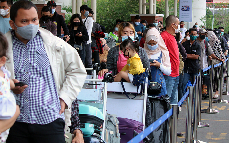 Calon penumpang pesawat yang hendak melakukan rapid test antigen di Shelter Kalayang Terminal 2 Bandara Soekarno-Hatta terlihat mengantri. Tampak petugas Bandara Soekarno-Hatta yang juga dibantu oleh pihak kepolisian dengan seksama mengatur antrean tersebut agar berjarak dan tetap rapi. Robinsar Nainggolan