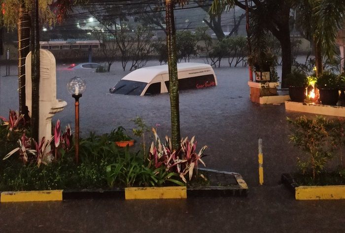 Hujan Deras, Pasteur Bandung Banjir Besar, Sejumlah Mobil Terbawa Arus. (Pikiran Rakyat).