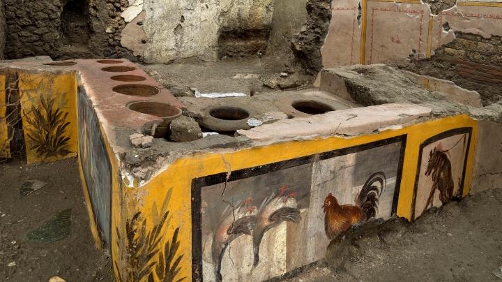 Kerangka toko makanan dan minuman panas di Pompeii, Italia, yang berusia 2 ribu tahun. (Foto: Reuters).