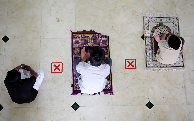 Sejumlah umat islam melaksanakan salat jumat di Masjid Al-Amjad, Kabupaten Tangerang, Jumat (8/1). Pemerintah melakukan Pelaksanaan Pembatasan Kegiatan Masyarakat di Jawa dan Bali pada 11-25 Januari 2021 untuk menekan penyebaran COVID-19, diantaranya melakukan pembatasan kapasitas di tempat ibadah sebanyak 50 persen. Robinsar Nainggolan