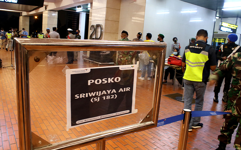 Keluarga penumpang Sriwijaya Air dengan nomor penerbangan SJ 182 dengan rute Jakarta-Pontianak mulai berkumpul di Bandara Soekarno Hatta (Soeta), Tangerang pada hari Sabtu (9/1). Para keluarga korban berkumpul di Terminal 2 D Bandara Soeta. Robinsar Nainggolan