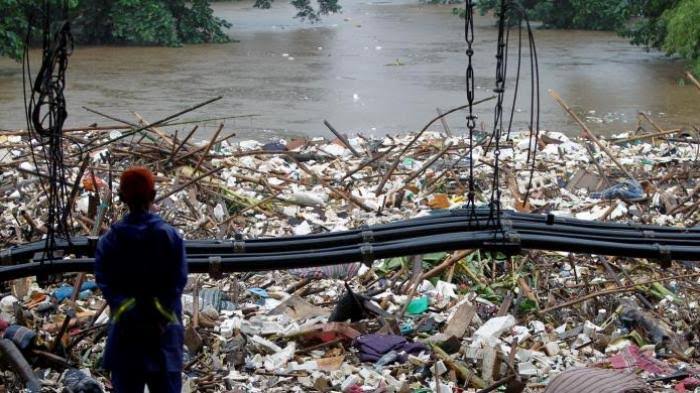 Tumpukan sampah di aliran Sungai Ciliwung di bawah Jembatan Kalibata, Jakarta Selatan. Selain faktor curah hujan dan buruknya drainase, kebiasaan masyarakat membuang sampah di sungai turut menjadi salah satu penyebab banjir. (Foto: Tribun).
