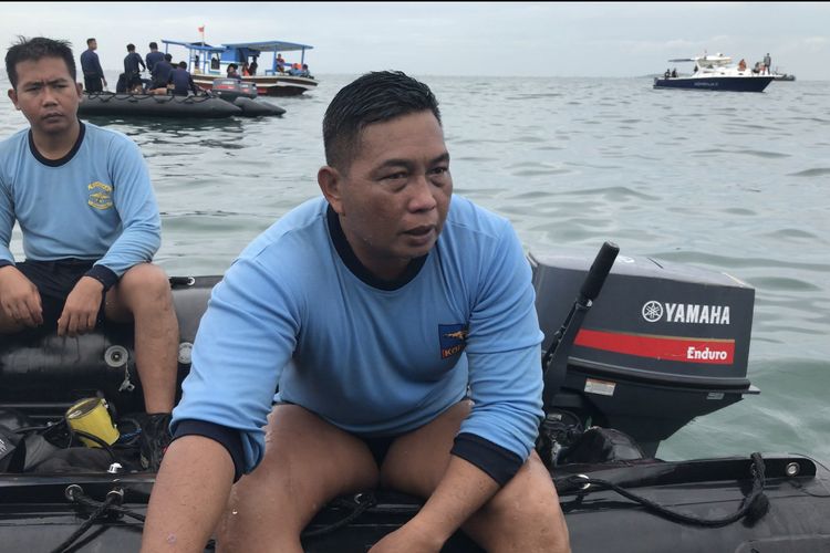 Anggota tim penyelam dari Kopaska TNI AL, Mayor Laut Edi Tirtayasa mengatakan, kondisi pesawat Sriwijaya Air di tempat penyelaman di sekitar Perairan Kepulauan Seribu, Jakarta hancur berkeping-keping.(KOMPAS.com/WAHYU ADITYO PRODJO)