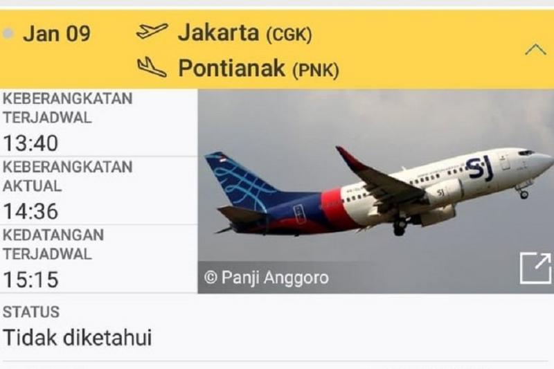 Isak tangis sambut kedatangan jenazah Kopilot Nam Air Fadly Satrianto di Surabaya (Kompas).