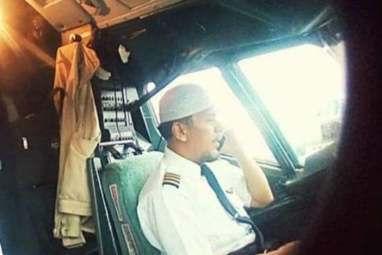 Jenazah pilot pesawat Sriwijaya Air SJ182 Kapten Afwan dimakamkan di Taman Makam Pahlawan Pondok rajeg (pikiran rakyat)