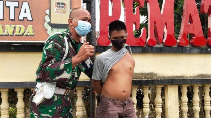Perjuangkan Keadilan Anaknya, Anggota TNI Menangis di Depan Mapolres. (tribun medan).
