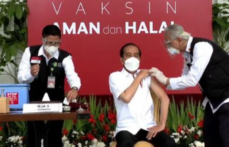 Presiden Joko Widodo menerima penyuntikan vaksin Corona pertama, di Istana Kepresidenan, Rabu (13/1/2021). Foto Repro Youtube.