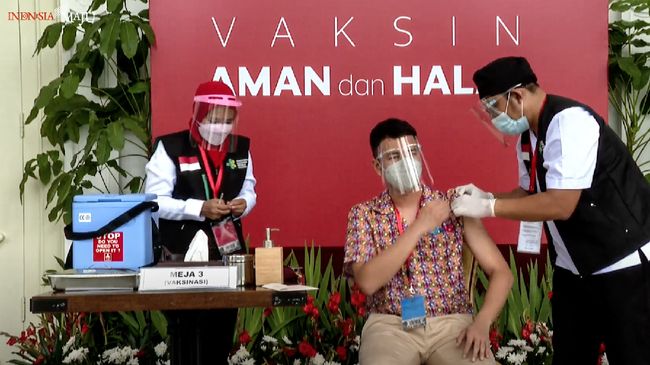 Raffi Ahmad terima vaksin COVID-19 bersama Jokowi di Istana (CNN)