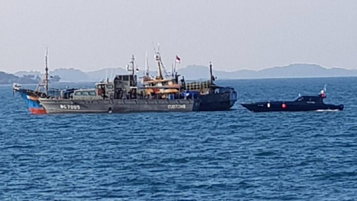 kapal pengangkut Rokok ilegal dibekuk petugas Bea Cukai (Detik)